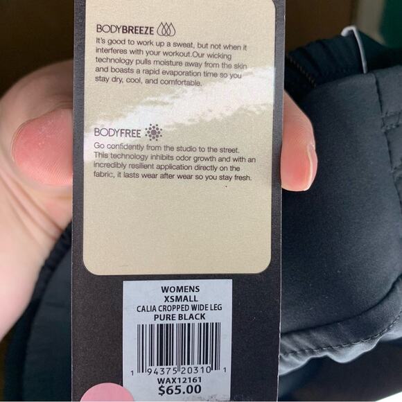 Carrie Underwood’s Calia Mid-Rise Crop Activewear Pants - Picture 3 of 5